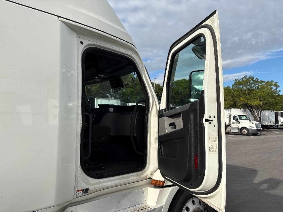 Sleeper Tractor-Heavy Duty Tractors-Freightliner-2022-T12664ST-Medley-FL-556,338\n\t\tmiles-$ 76,250 - Image 13