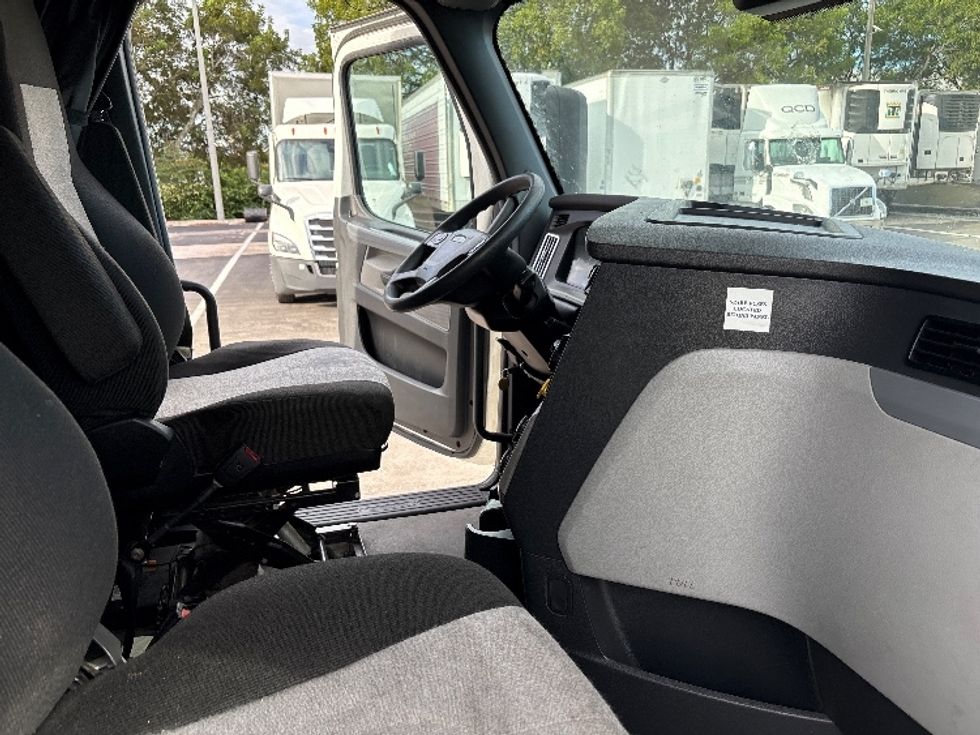 Sleeper Tractor-Heavy Duty Tractors-Freightliner-2022-T12664ST-Medley-FL-556,338\n\t\tmiles-$ 76,250 - Image 15