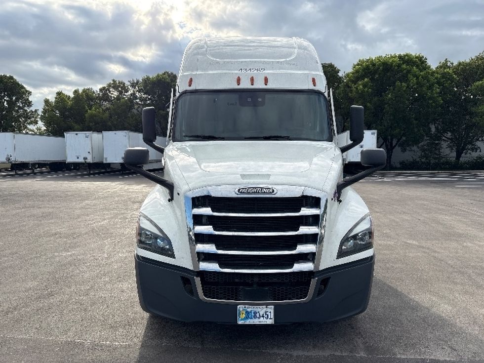 Sleeper Tractor-Heavy Duty Tractors-Freightliner-2022-T12664ST-Medley-FL-556,338\n\t\tmiles-$ 76,250 - Image 2