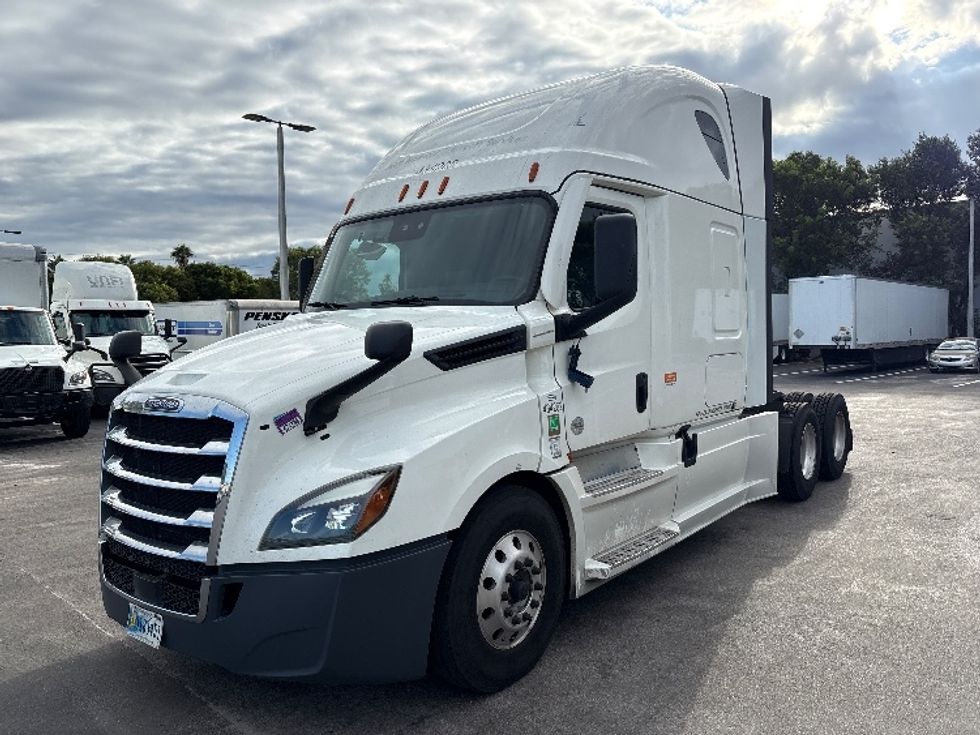 Sleeper Tractor-Heavy Duty Tractors-Freightliner-2022-T12664ST-Medley-FL-556,338\n\t\tmiles-$ 76,250 - Image 3