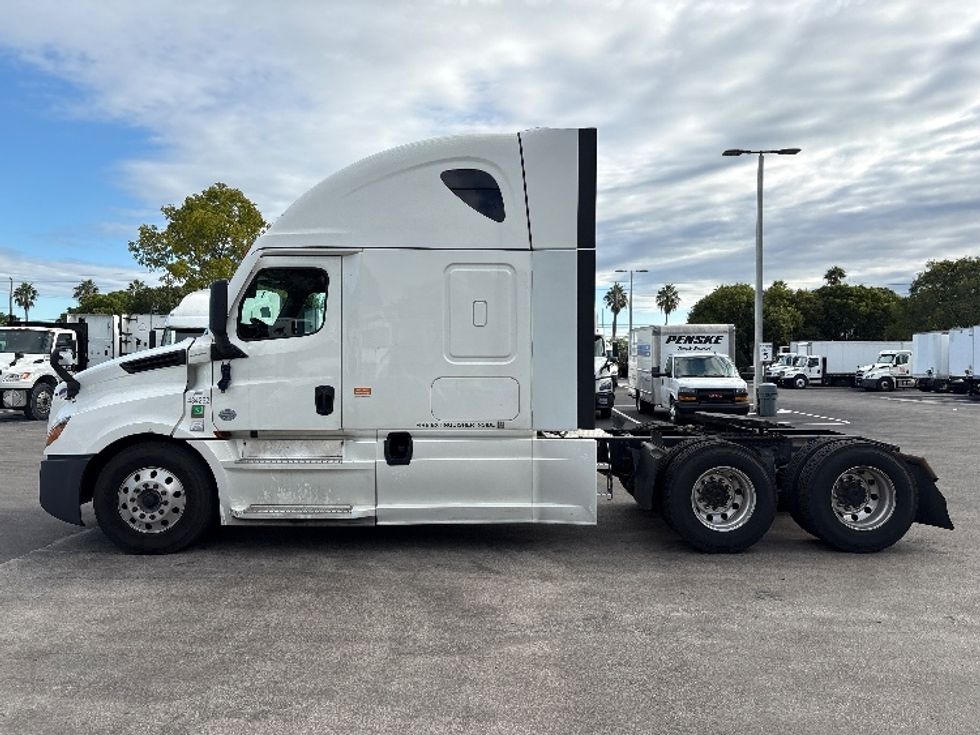 Sleeper Tractor-Heavy Duty Tractors-Freightliner-2022-T12664ST-Medley-FL-556,338\n\t\tmiles-$ 76,250 - Image 4
