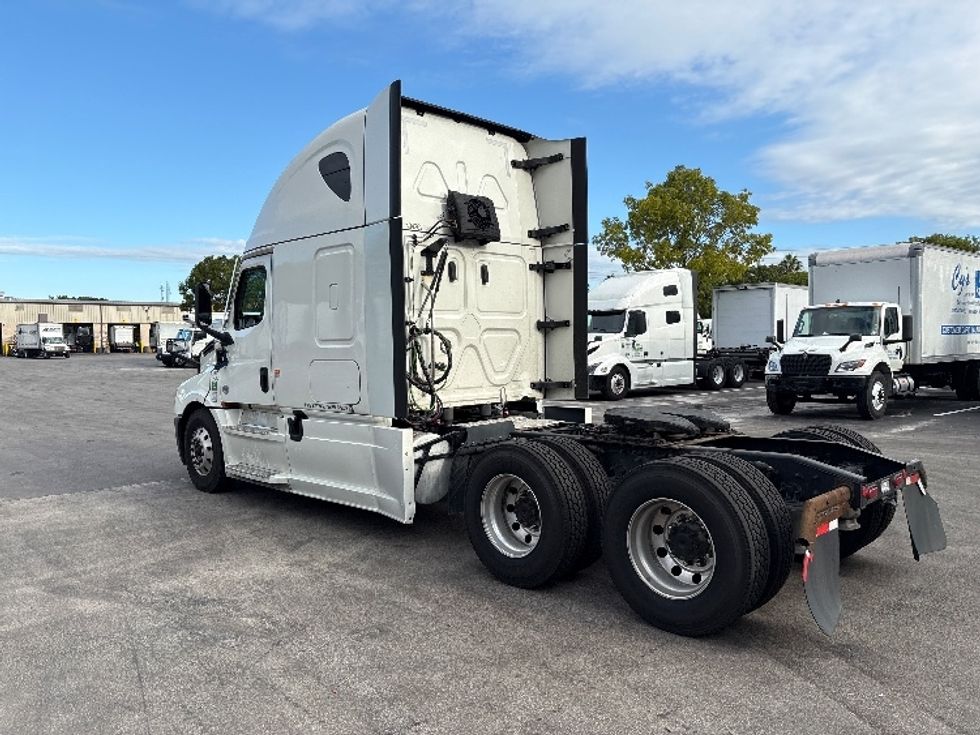 Sleeper Tractor-Heavy Duty Tractors-Freightliner-2022-T12664ST-Medley-FL-556,338\n\t\tmiles-$ 76,250 - Image 5