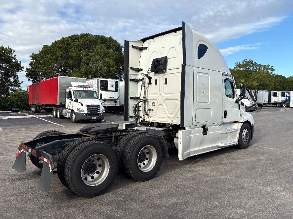 Sleeper Tractor-Heavy Duty Tractors-Freightliner-2022-T12664ST-Medley-FL-556,338\n\t\tmiles-$ 76,250 - Image 7