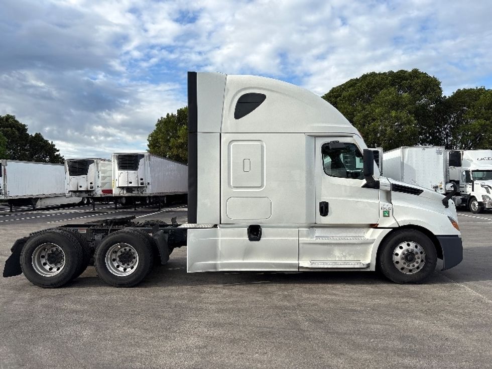 Sleeper Tractor-Heavy Duty Tractors-Freightliner-2022-T12664ST-Medley-FL-556,338\n\t\tmiles-$ 76,250 - Image 8