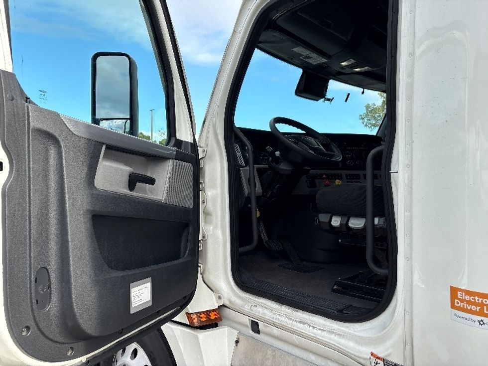 Sleeper Tractor-Heavy Duty Tractors-Freightliner-2022-T12664ST-Medley-FL-556,338\n\t\tmiles-$ 76,250 - Image 9