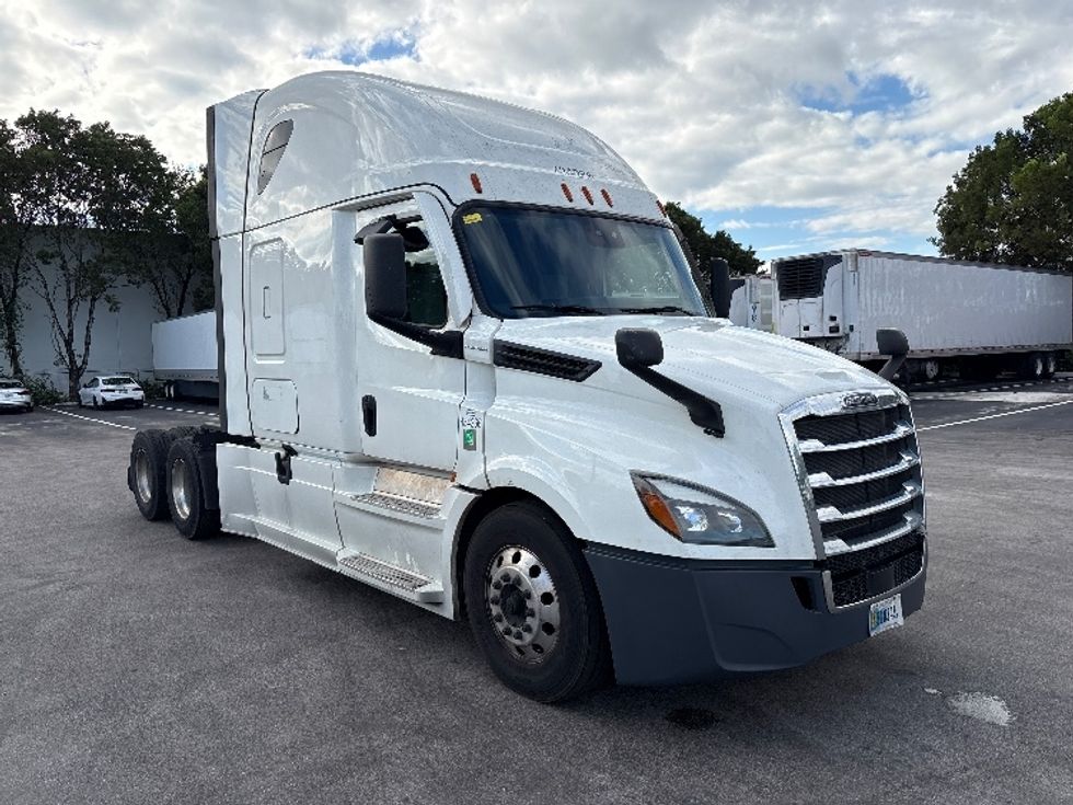 Sleeper Tractor-Heavy Duty Tractors-Freightliner-2022-T12664ST-Medley-FL-578,950\n\t\tmiles-$ 72,250 - Image 1