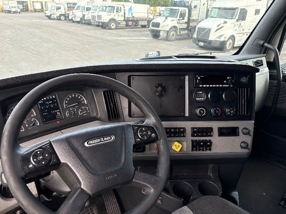 Sleeper Tractor-Heavy Duty Tractors-Freightliner-2022-T12664ST-Medley-FL-578,950\n\t\tmiles-$ 72,250 - Image 11