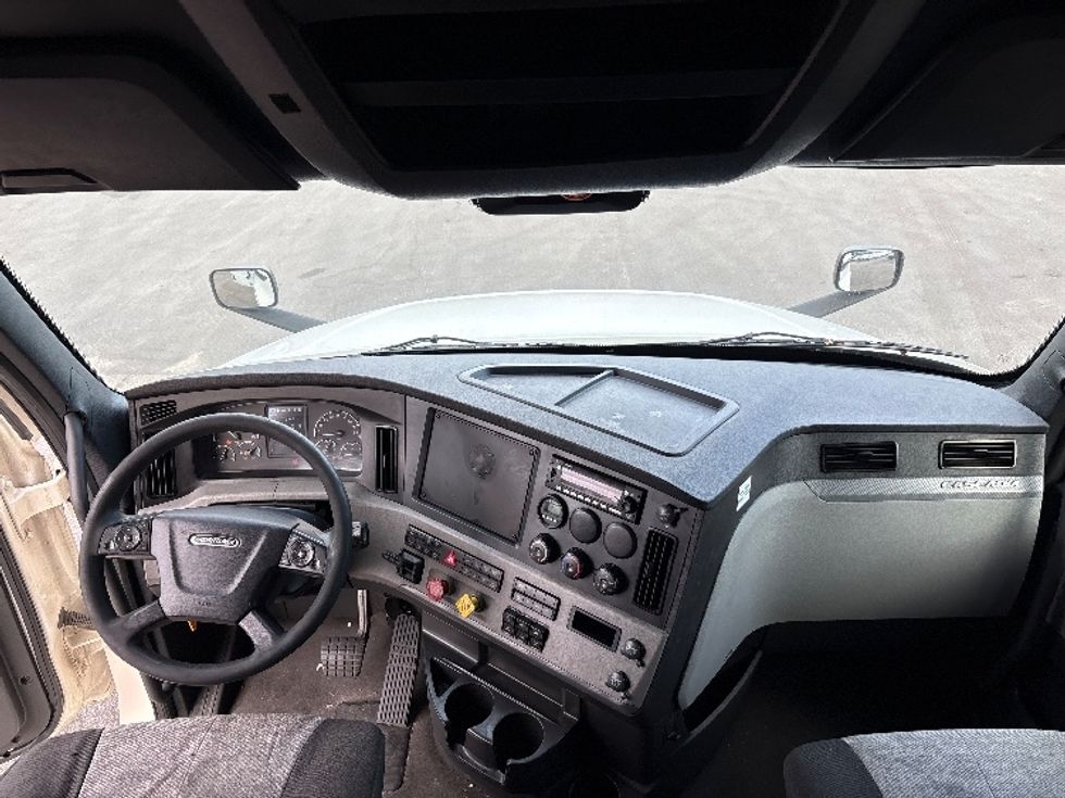 Sleeper Tractor-Heavy Duty Tractors-Freightliner-2022-T12664ST-Medley-FL-578,950\n\t\tmiles-$ 72,250 - Image 12