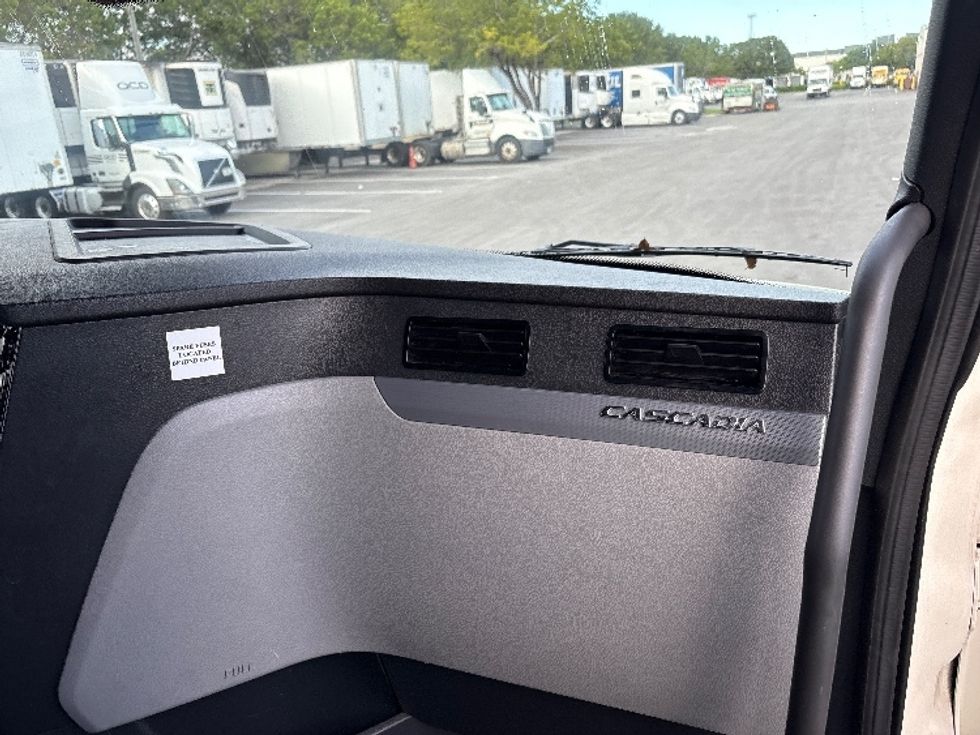 Sleeper Tractor-Heavy Duty Tractors-Freightliner-2022-T12664ST-Medley-FL-578,950\n\t\tmiles-$ 72,250 - Image 14