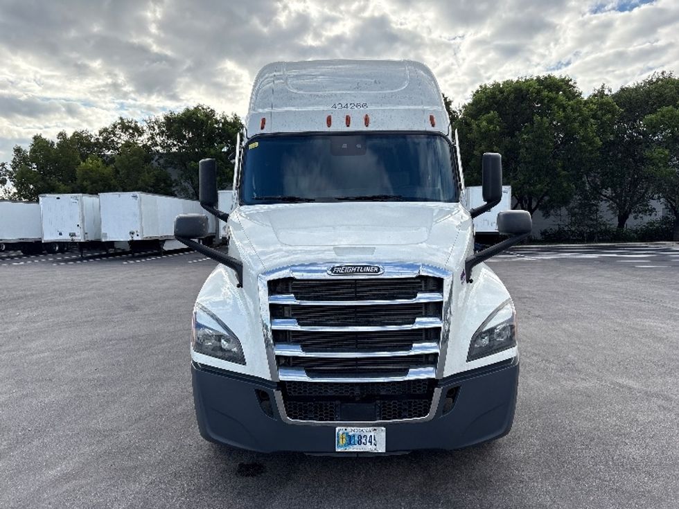 Sleeper Tractor-Heavy Duty Tractors-Freightliner-2022-T12664ST-Medley-FL-578,950\n\t\tmiles-$ 72,250 - Image 2