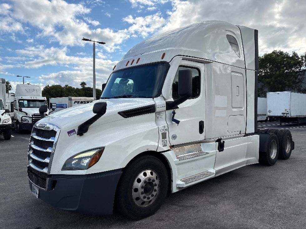 Sleeper Tractor-Heavy Duty Tractors-Freightliner-2022-T12664ST-Medley-FL-578,950\n\t\tmiles-$ 72,250 - Image 3
