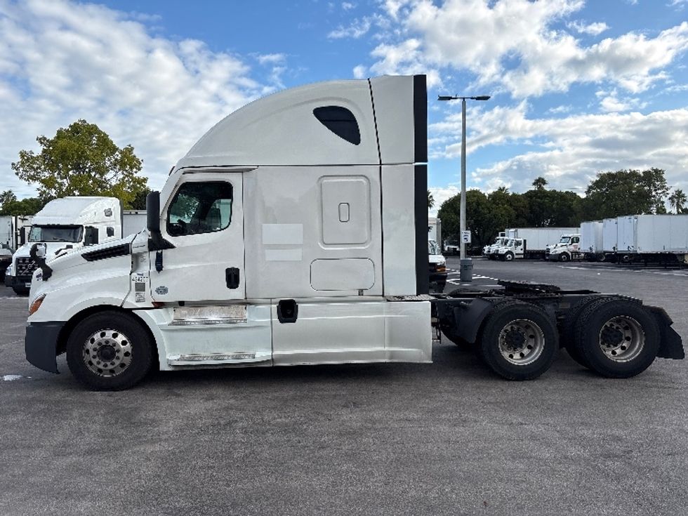 Sleeper Tractor-Heavy Duty Tractors-Freightliner-2022-T12664ST-Medley-FL-578,950\n\t\tmiles-$ 72,250 - Image 4