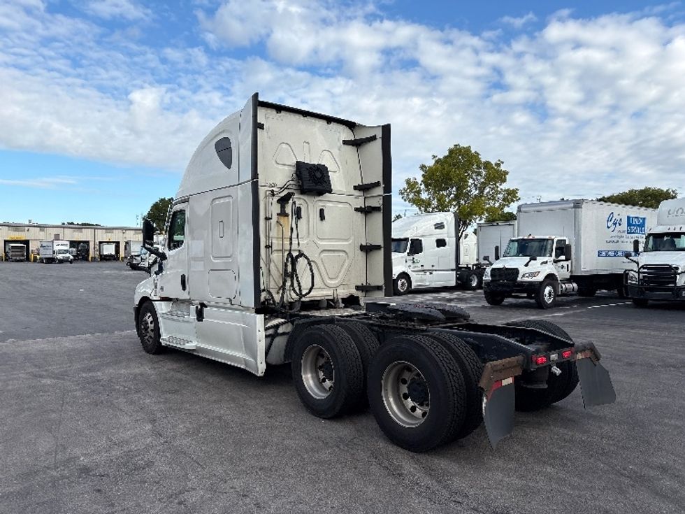 Sleeper Tractor-Heavy Duty Tractors-Freightliner-2022-T12664ST-Medley-FL-578,950\n\t\tmiles-$ 72,250 - Image 5
