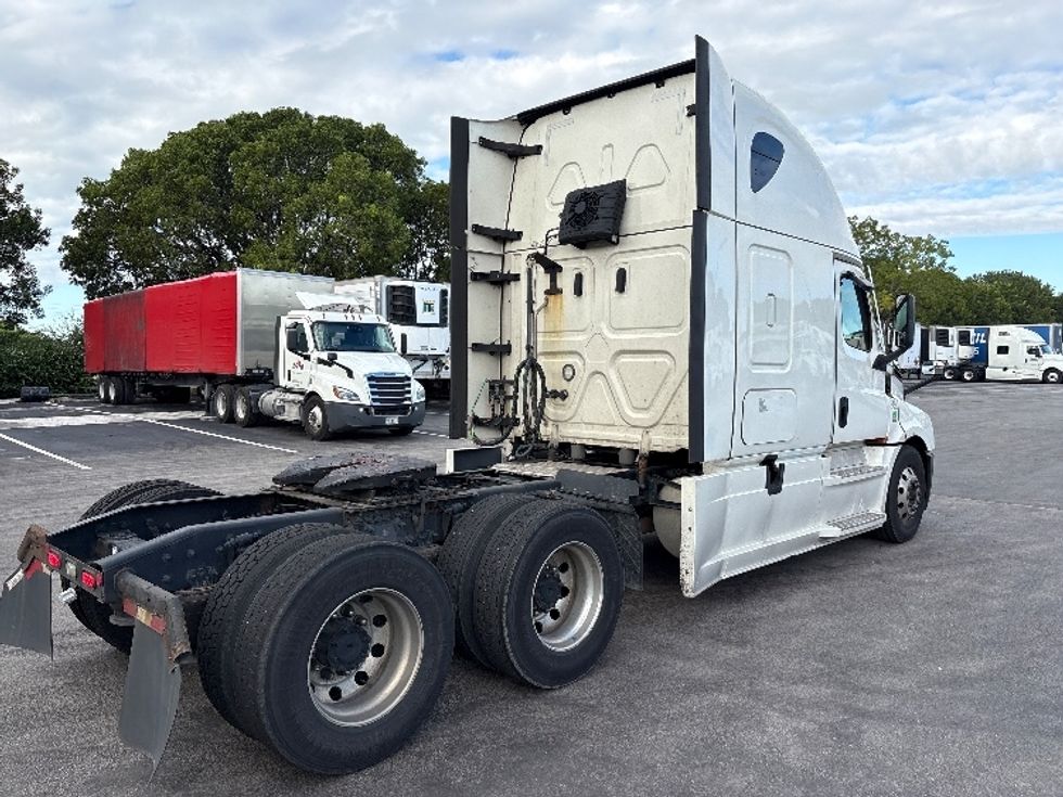 Sleeper Tractor-Heavy Duty Tractors-Freightliner-2022-T12664ST-Medley-FL-578,950\n\t\tmiles-$ 72,250 - Image 7