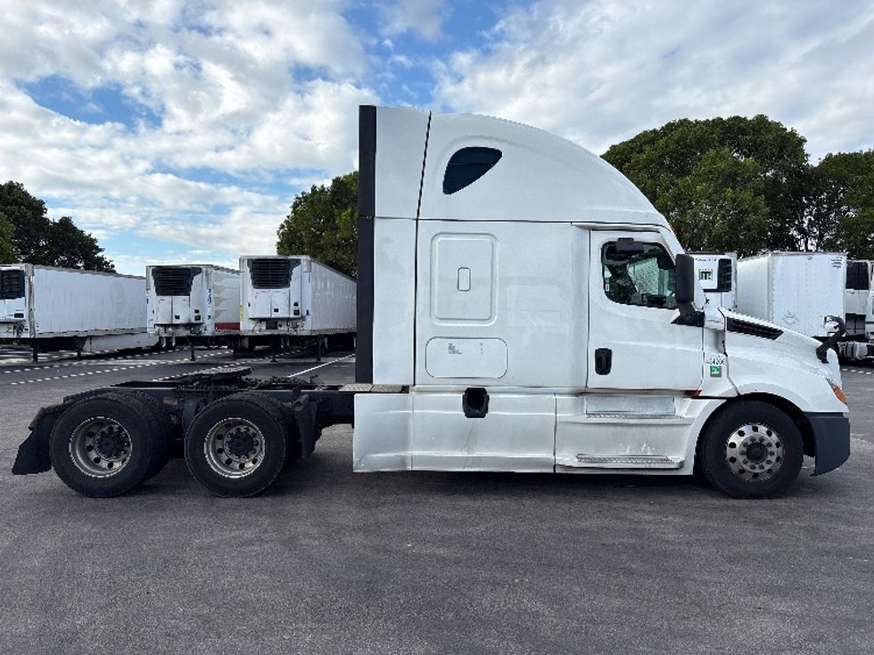 Sleeper Tractor-Heavy Duty Tractors-Freightliner-2022-T12664ST-Medley-FL-578,950\n\t\tmiles-$ 72,250 - Image 8