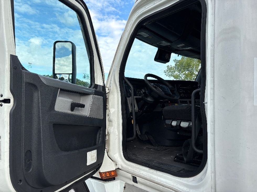 Sleeper Tractor-Heavy Duty Tractors-Freightliner-2022-T12664ST-Medley-FL-578,950\n\t\tmiles-$ 72,250 - Image 9