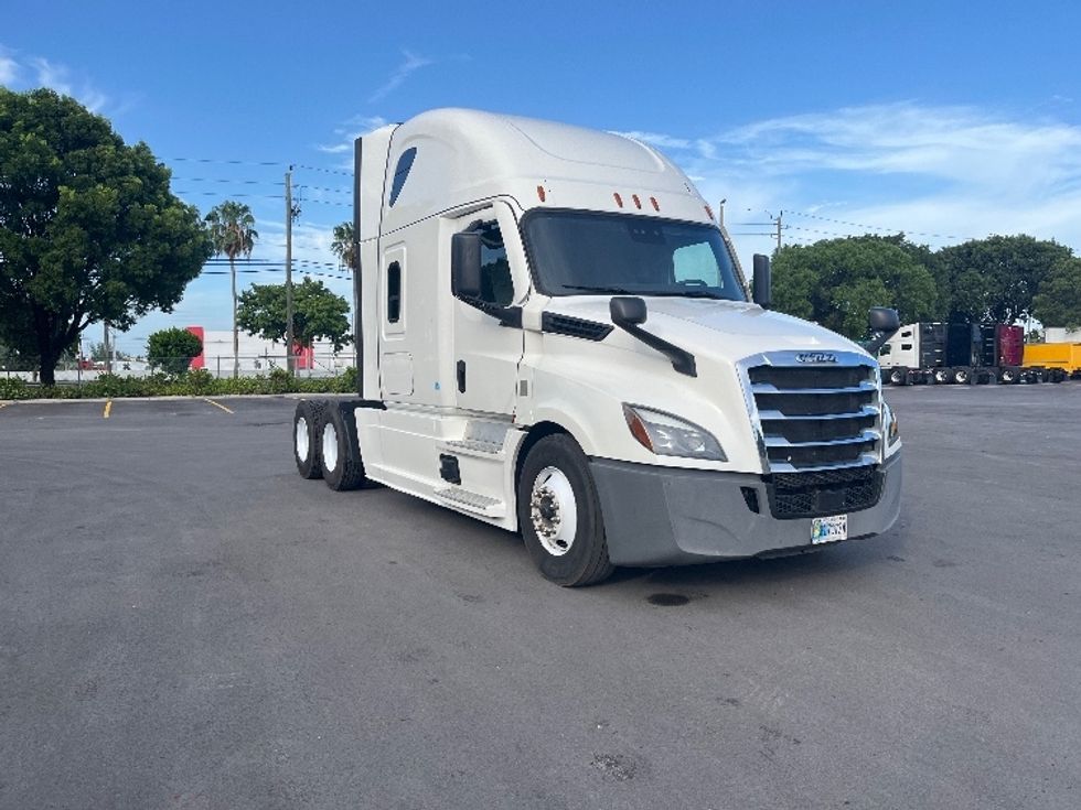Sleeper Tractor-Heavy Duty Tractors-Freightliner-2022-T12664ST-Medley-FL-640,557\n\t\tmiles-$ 59,750 - Image 1