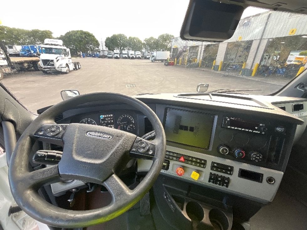 Sleeper Tractor-Heavy Duty Tractors-Freightliner-2022-T12664ST-Medley-FL-640,557\n\t\tmiles-$ 59,750 - Image 10