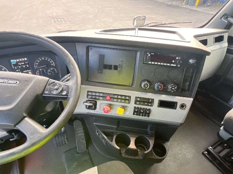 Sleeper Tractor-Heavy Duty Tractors-Freightliner-2022-T12664ST-Medley-FL-640,557\n\t\tmiles-$ 59,750 - Image 11