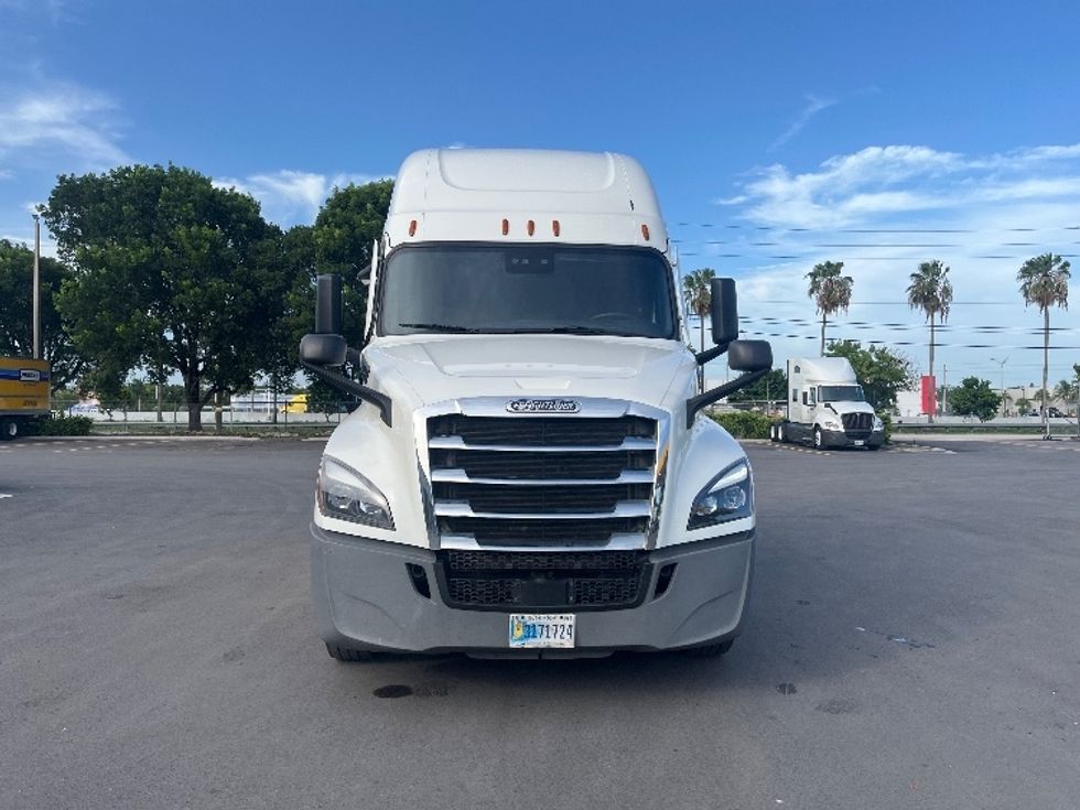 Sleeper Tractor-Heavy Duty Tractors-Freightliner-2022-T12664ST-Medley-FL-640,557\n\t\tmiles-$ 59,750 - Image 2