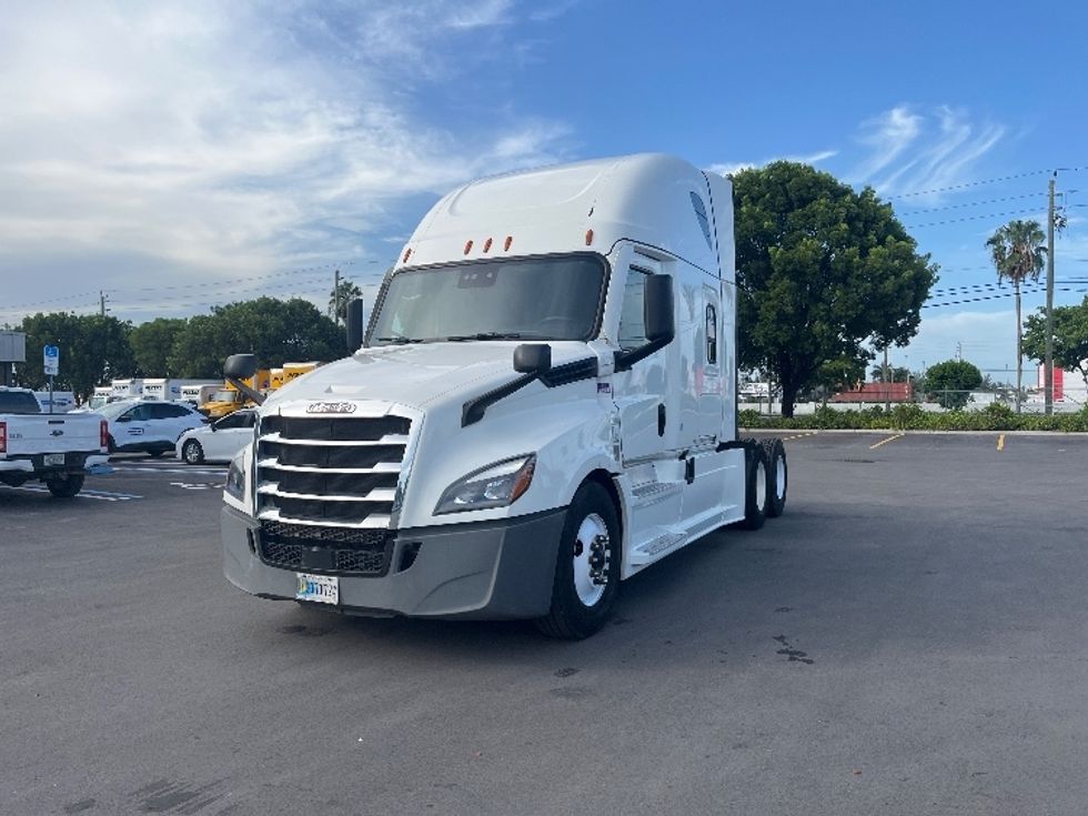 Sleeper Tractor-Heavy Duty Tractors-Freightliner-2022-T12664ST-Medley-FL-640,557\n\t\tmiles-$ 59,750 - Image 3