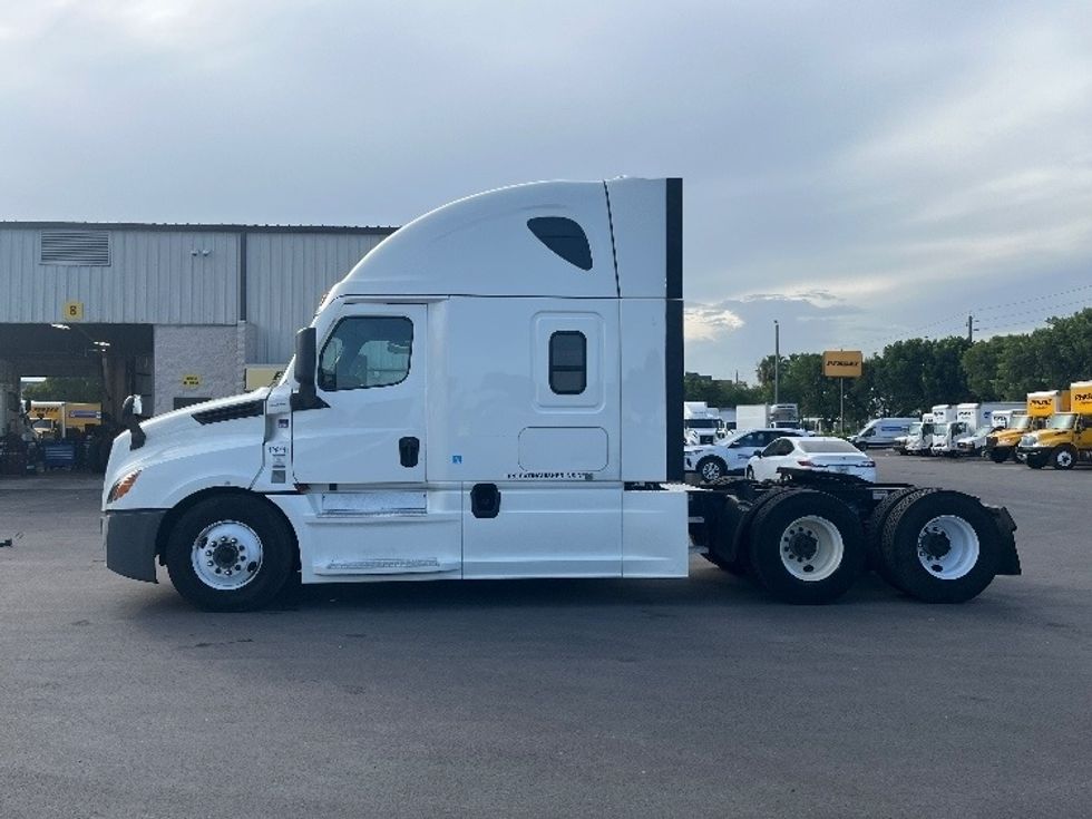 Sleeper Tractor-Heavy Duty Tractors-Freightliner-2022-T12664ST-Medley-FL-640,557\n\t\tmiles-$ 59,750 - Image 4