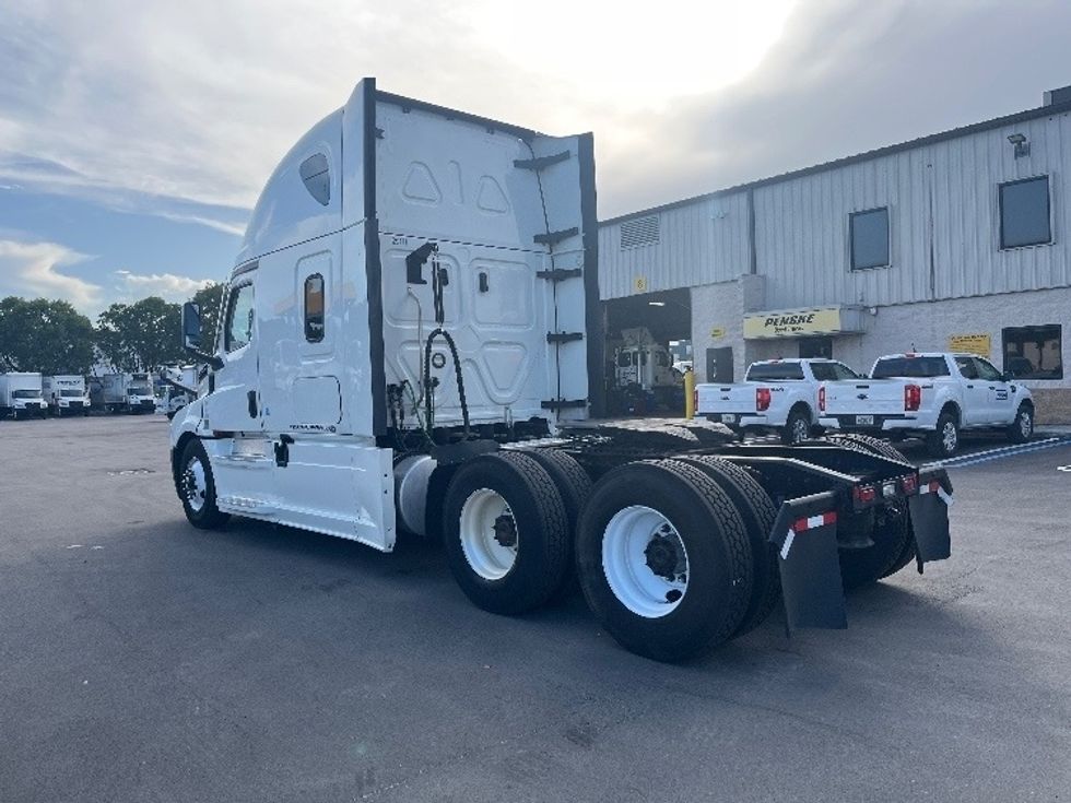 Sleeper Tractor-Heavy Duty Tractors-Freightliner-2022-T12664ST-Medley-FL-640,557\n\t\tmiles-$ 59,750 - Image 5