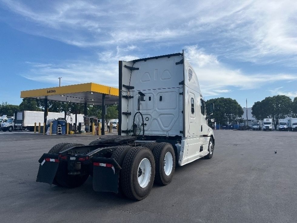 Sleeper Tractor-Heavy Duty Tractors-Freightliner-2022-T12664ST-Medley-FL-640,557\n\t\tmiles-$ 59,750 - Image 7
