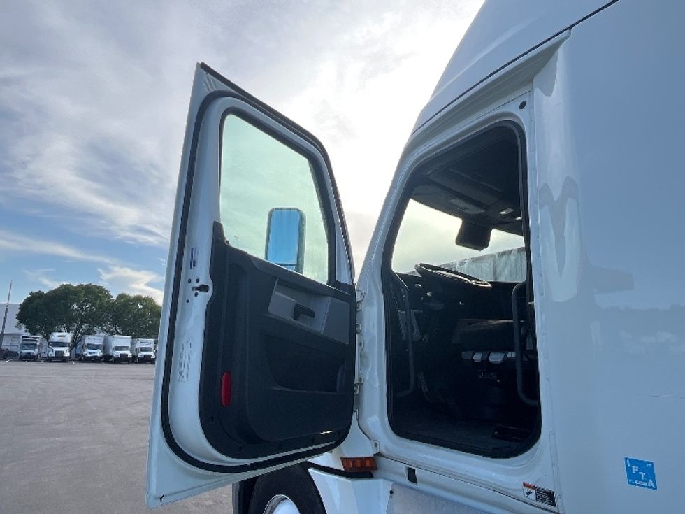 Sleeper Tractor-Heavy Duty Tractors-Freightliner-2022-T12664ST-Medley-FL-640,557\n\t\tmiles-$ 59,750 - Image 8