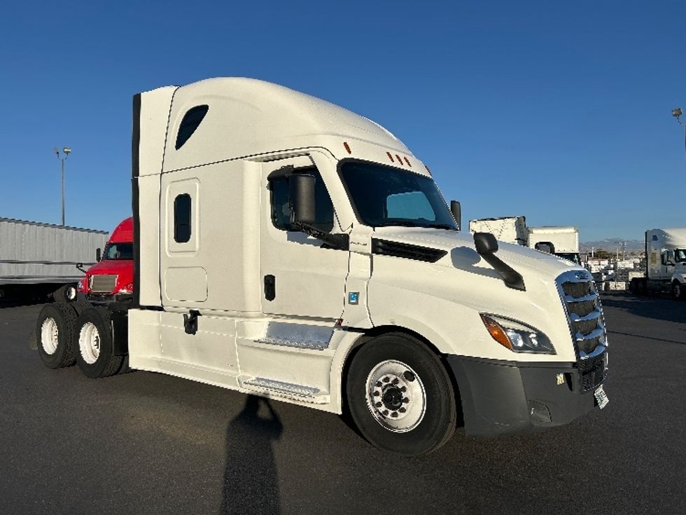 Sleeper Tractor-Heavy Duty Tractors-Freightliner-2022-T12664ST-Medley-FL-661,453\n\t\tmiles-$ 61,250 - Image 1