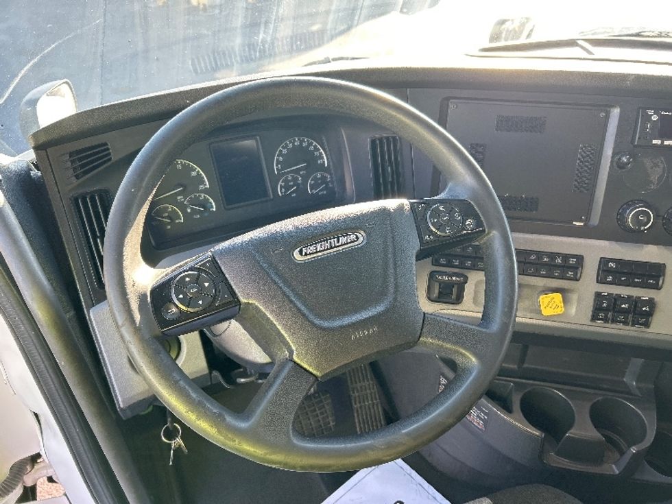 Sleeper Tractor-Heavy Duty Tractors-Freightliner-2022-T12664ST-Medley-FL-661,453\n\t\tmiles-$ 61,250 - Image 10