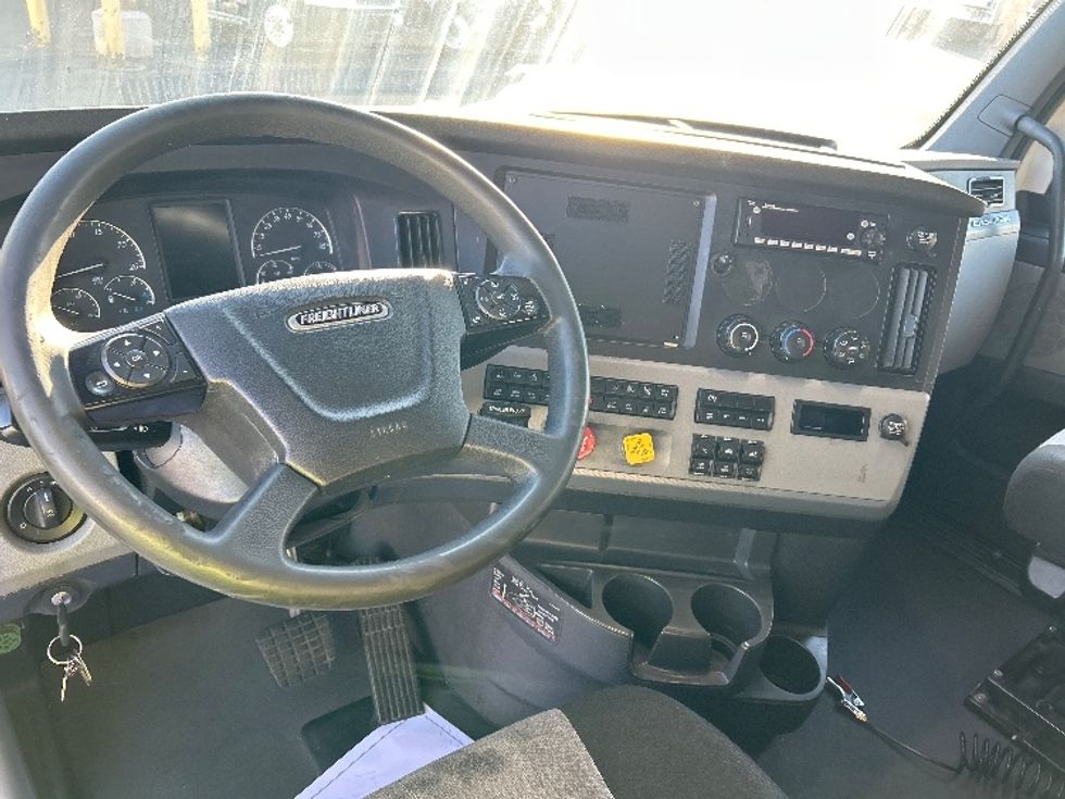 Sleeper Tractor-Heavy Duty Tractors-Freightliner-2022-T12664ST-Medley-FL-661,453\n\t\tmiles-$ 61,250 - Image 11
