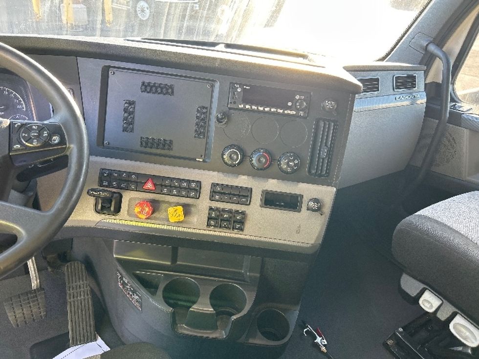 Sleeper Tractor-Heavy Duty Tractors-Freightliner-2022-T12664ST-Medley-FL-661,453\n\t\tmiles-$ 61,250 - Image 12