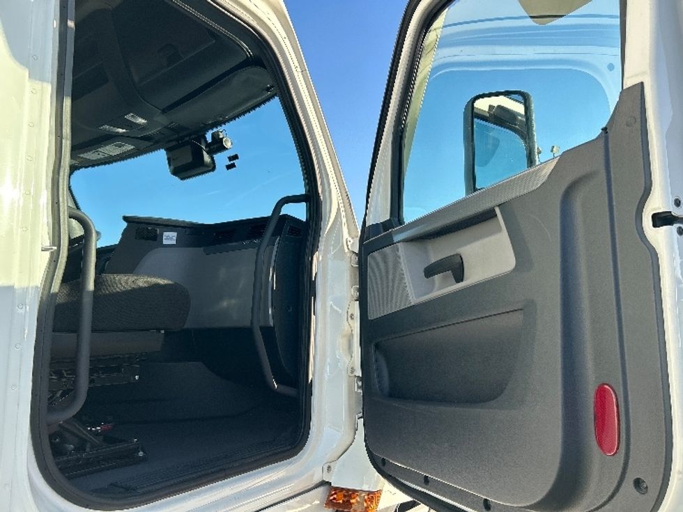 Sleeper Tractor-Heavy Duty Tractors-Freightliner-2022-T12664ST-Medley-FL-661,453\n\t\tmiles-$ 61,250 - Image 13