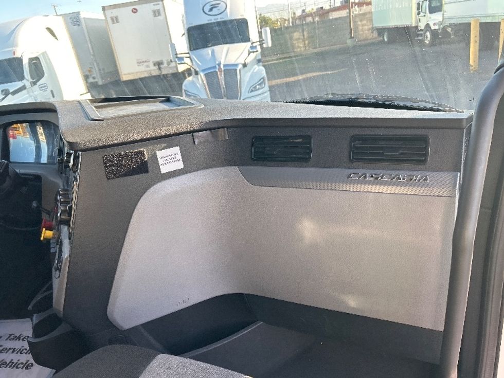 Sleeper Tractor-Heavy Duty Tractors-Freightliner-2022-T12664ST-Medley-FL-661,453\n\t\tmiles-$ 61,250 - Image 14