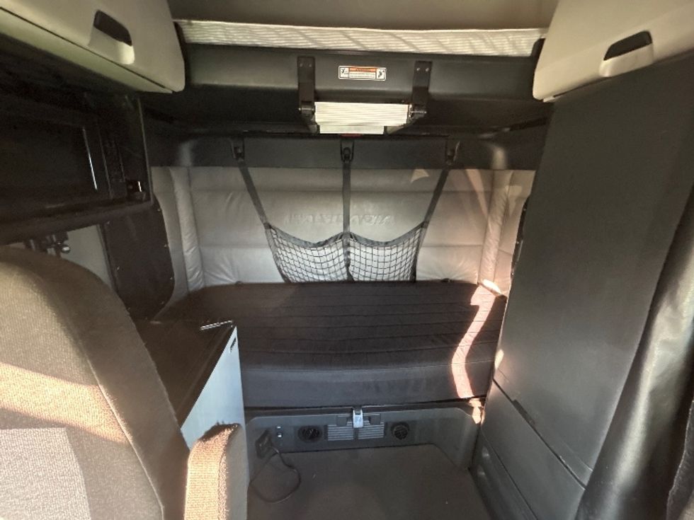 Sleeper Tractor-Heavy Duty Tractors-Freightliner-2022-T12664ST-Medley-FL-661,453\n\t\tmiles-$ 61,250 - Image 16