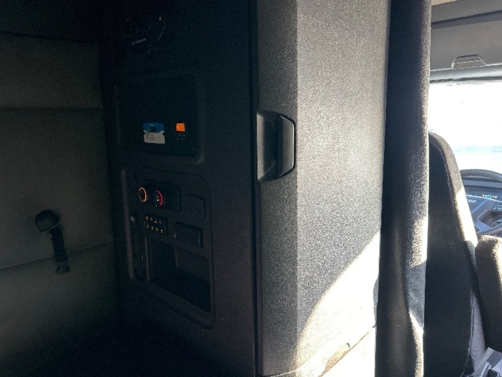 Sleeper Tractor-Heavy Duty Tractors-Freightliner-2022-T12664ST-Medley-FL-661,453\n\t\tmiles-$ 61,250 - Image 18