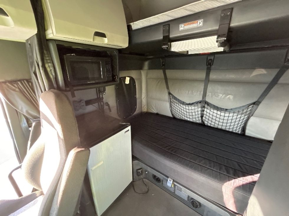 Sleeper Tractor-Heavy Duty Tractors-Freightliner-2022-T12664ST-Medley-FL-661,453\n\t\tmiles-$ 61,250 - Image 19