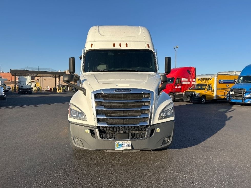 Sleeper Tractor-Heavy Duty Tractors-Freightliner-2022-T12664ST-Medley-FL-661,453\n\t\tmiles-$ 61,250 - Image 2