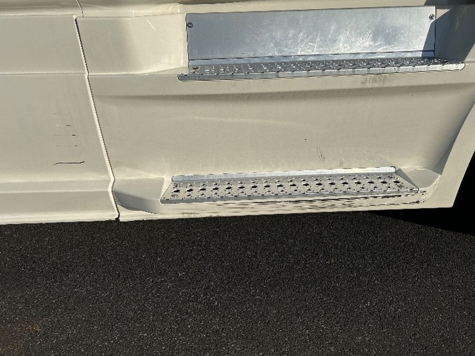 Sleeper Tractor-Heavy Duty Tractors-Freightliner-2022-T12664ST-Medley-FL-661,453\n\t\tmiles-$ 61,250 - Image 24