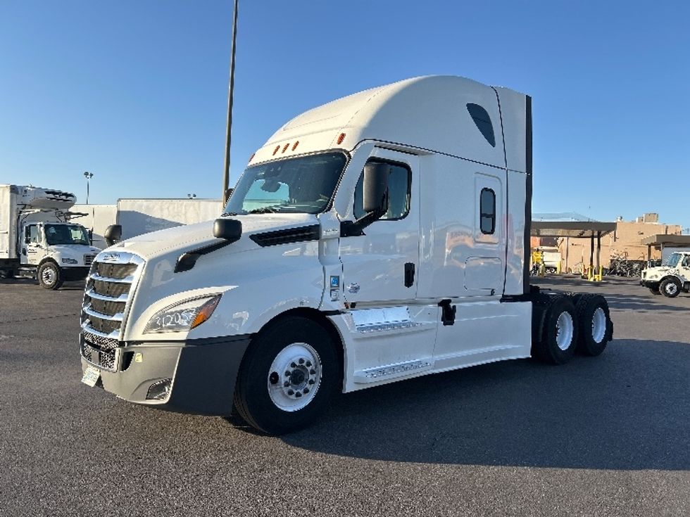 Sleeper Tractor-Heavy Duty Tractors-Freightliner-2022-T12664ST-Medley-FL-661,453\n\t\tmiles-$ 61,250 - Image 3