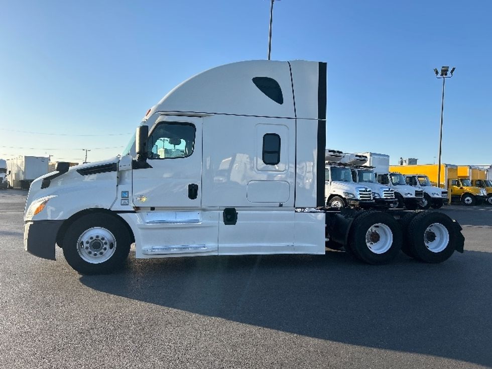 Sleeper Tractor-Heavy Duty Tractors-Freightliner-2022-T12664ST-Medley-FL-661,453\n\t\tmiles-$ 61,250 - Image 4