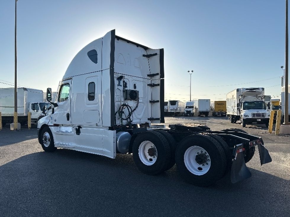 Sleeper Tractor-Heavy Duty Tractors-Freightliner-2022-T12664ST-Medley-FL-661,453\n\t\tmiles-$ 61,250 - Image 5