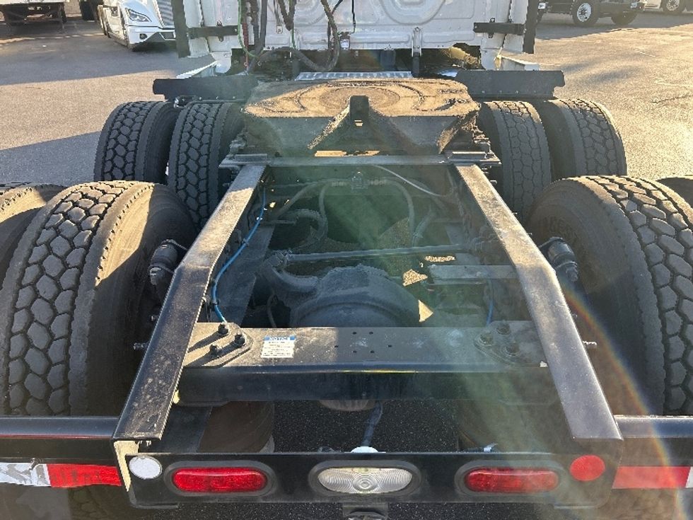 Sleeper Tractor-Heavy Duty Tractors-Freightliner-2022-T12664ST-Medley-FL-661,453\n\t\tmiles-$ 61,250 - Image 6
