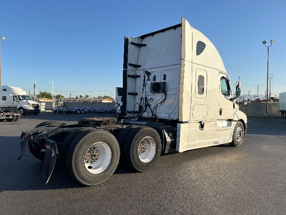 Sleeper Tractor-Heavy Duty Tractors-Freightliner-2022-T12664ST-Medley-FL-661,453\n\t\tmiles-$ 61,250 - Image 7
