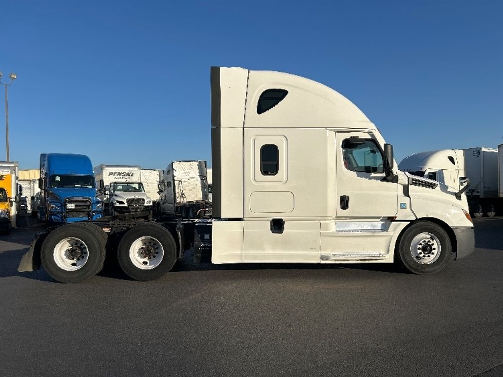 Sleeper Tractor-Heavy Duty Tractors-Freightliner-2022-T12664ST-Medley-FL-661,453\n\t\tmiles-$ 61,250 - Image 8