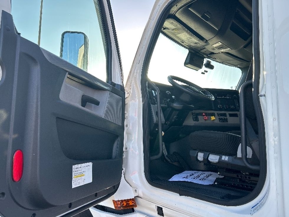 Sleeper Tractor-Heavy Duty Tractors-Freightliner-2022-T12664ST-Medley-FL-661,453\n\t\tmiles-$ 61,250 - Image 9