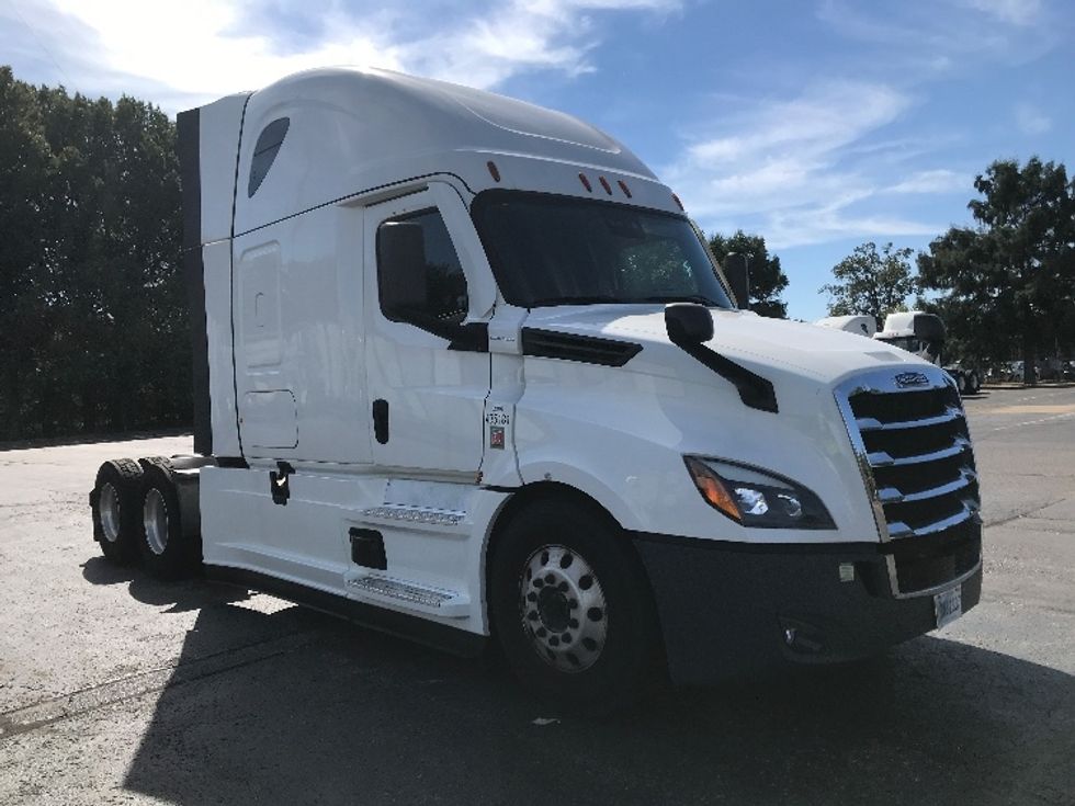 Sleeper Tractor-Heavy Duty Tractors-Freightliner-2022-T12664ST-Memphis-TN-143,439\n\t\tmiles-$ 104,250 - Image 1