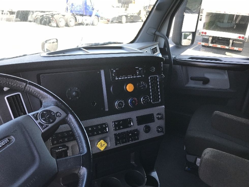 Sleeper Tractor-Heavy Duty Tractors-Freightliner-2022-T12664ST-Memphis-TN-143,439\n\t\tmiles-$ 104,250 - Image 12