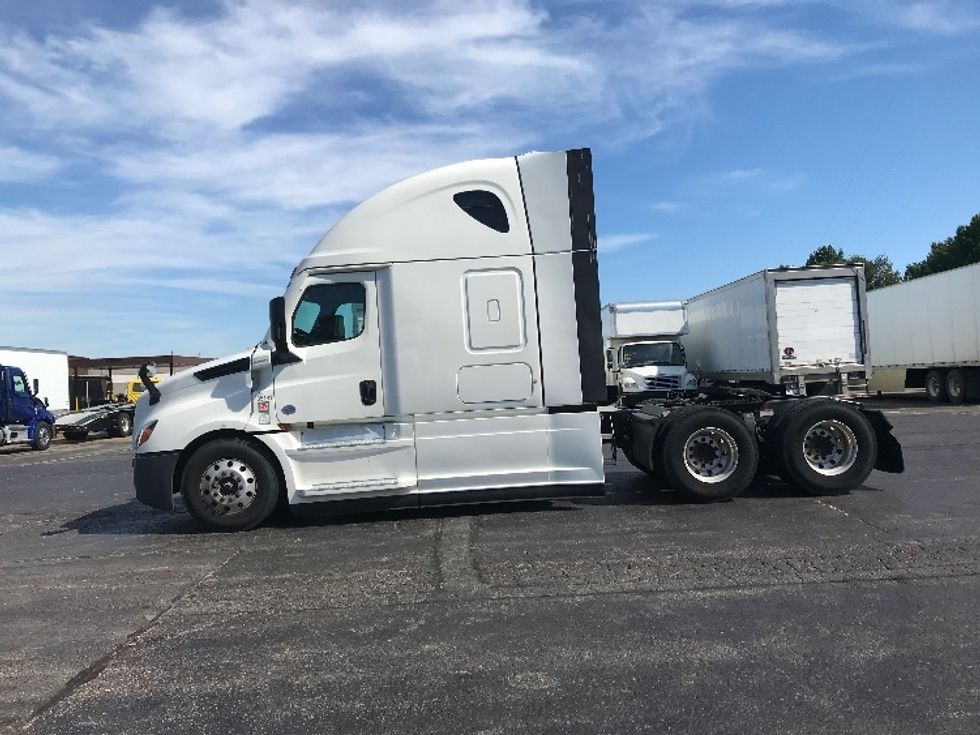 Sleeper Tractor-Heavy Duty Tractors-Freightliner-2022-T12664ST-Memphis-TN-143,439\n\t\tmiles-$ 104,250 - Image 4
